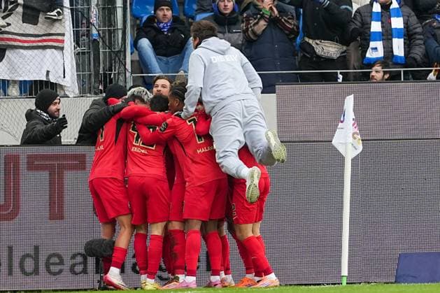 Soccer 2 Bundesliga, Matchday 13, Karlsruher SC SV Elversberg on 23 11 2025 in Karlsruhe BBBank Wildpark , Germany, Season 2025 2026 DFL REGULATIONS PROHIBIT ANY USE OF PHOTOGRAPHS AS IMAGE SEQUENCES AND OR QUASI VIDEO Collective cheering after the goal to 2 3, also Vincent Wagner head coach SVE cheers with Karlsruhe BBBank Wildpark Germany Copyright: xChristophxKinzingerx