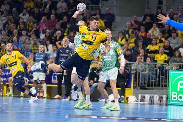 Sebastian Heymann 13 Rhein Neckar Löwen throws on goal while Mathias Gidsel 19 Füchse Berlin and Mijajlo Marseni 93 Füchse Berlin defend 1 Handball Bundesliga Rhein Neckar Löwen vs Füchse Berlin 23 11 2025 Copyright: xSpeedshotx