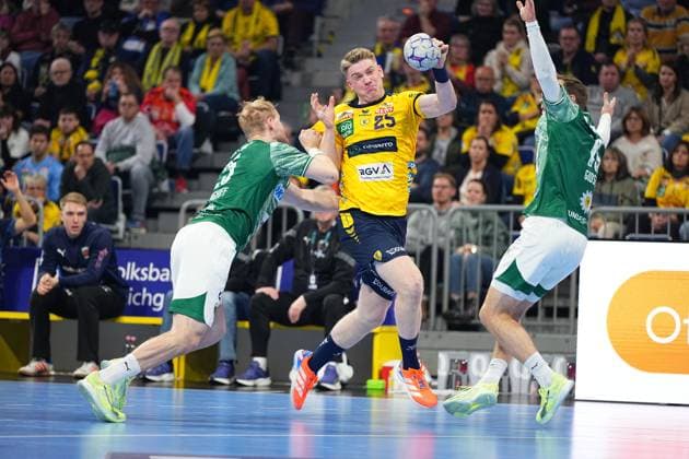 Haukur Thrastarson 25 Rhein Neckar Löwen with throw, while Lasse Ludwig 1 Füchse Berlin and Mathias Gidsel 19 Füchse Berlin defend 1 Handball Bundesliga Rhein Neckar Löwen vs Füchse Berlin 23 11 2025 Copyright: xSpeedshotx
