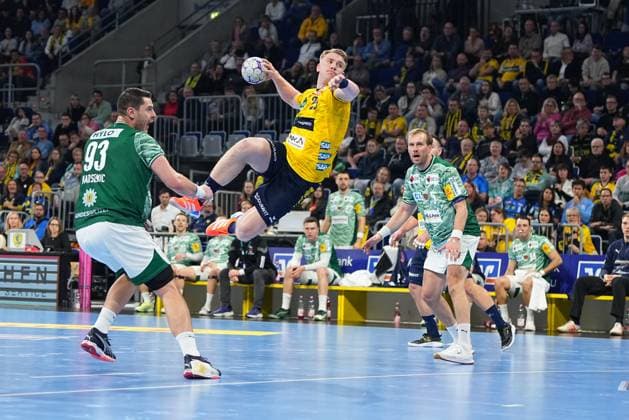 Haukur Thrastarson 25 Rhein Neckar Löwen jumps for the throw, while Mijajlo Marseni 93 Füchse Berlin , Max Darj 5 Füchse Berlin and Lasse Andersson 11 Füchse Berlin defend 1 Handball Bundesliga Rhein Neckar Löwen vs Füchse Berlin 23 11 2025 Copyright: xSpeedshotx