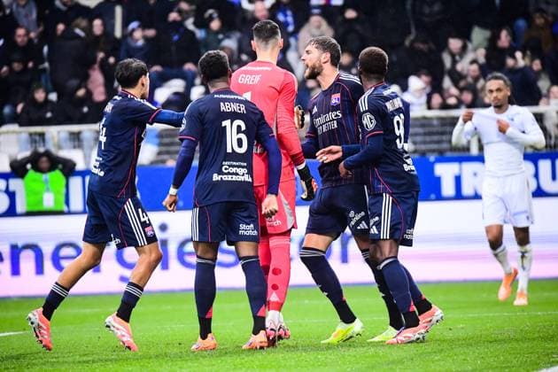 FOOTBALL : AJ Auxerre vs OL - Ligue 1 McDonalds - JournÃ e 13 - 23 11 2025 Joie des joueurs de l™OL pares le penalty arrÃªtÃ de Dominik Greif (OL) AuxerreFrance  Copyright: xBaptistexAutissierx