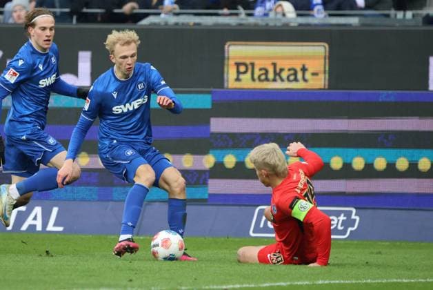 23 11 2025, Football, Men, 2 Bundesliga, Season 2025 2026, Karlsruher SC SV 07 Elversberg, Leon Opitz Karlsruher SC , Lukas Pinckert SV 07 Elversberg Karlsruhe BBBank Wildpark Baden Württemberg Germany DEU Copyright: xSebastianxBachx