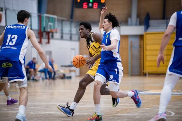 Yohann Tchouaffe Porsche BBA, 11 vs Michael Tyrone Mitchell CATL Basketball Loewen Erfurt, 01 and Friedrich Radfeld CATL Basketball Loewen Erfurt, 13 , li GER, Porsche BBA Ludwigsburg CATL Basketball Loewen Erfurt, 2 Barmer Basketball Bundesliga, ProB Sued, Saison 2025 2026, 23 11 2025 GER, Porsche BBA Ludwigsburg CATL Basketball Loewen Erfurt, 2 Barmer Basketball Bundesliga, ProB Sued, Saison 2025 2026, 23 11 2025 Ludwigsburg Copyright: xSandyxDinkelackerx EP_EER