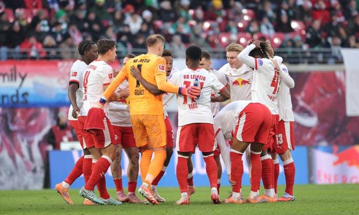 Leipzig team circle swear in before the start of the match Ritual Sport Football Soccer DFL Bundesliga Men 11 Matchday Season 2025 2026 23 11 2025 RasenBallsport RB Leipzig RBL vs SV Werder Bremen SVW in the RedBull Arena DFL regulations prohibit any use of photographs as image sequences and or quasi video