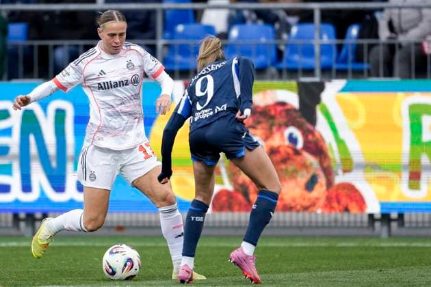 v li Klara Bühl FCB, 17 , Jill Janssens TSG, 9 , duel, duel, tackle, tackling, dynamics, action, action, 23 11 2025, Sinsheim Hoffenheim Germany , Football, Google Pixel Women Bundesliga, TSG 1899 Hoffenheim FC Bayern Munich, DFB DFL REGULATIONS PROHIBIT ANY USE OF PHOTOGRAPHS AS IMAGE SEQUENCES AND OR QUASI VIDEO xozx