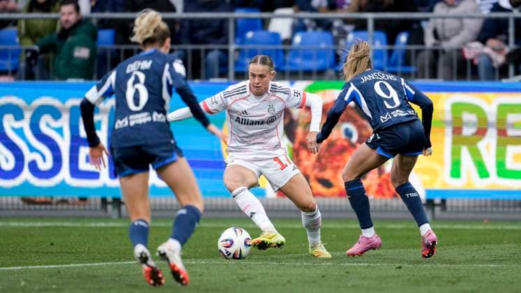 v li Vanessa Diehm TSG, 6 , Klara Bühl FCB, 17 , Jill Janssens TSG, 9 , duel, duel scene, duel, tackle, tackling, dynamics, action, action, 23 11 2025, Sinsheim Hoffenheim Germany , Football, Google Pixel Women Bundesliga, TSG 1899 Hoffenheim FC Bayern Munich, DFB DFL REGULATIONS PROHIBIT ANY USE OF PHOTOGRAPHS AS IMAGE SEQUENCES AND OR QUASI VIDEO xozx