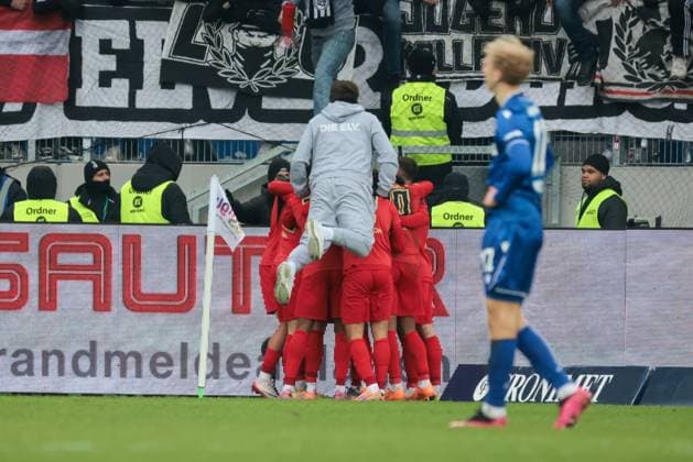 23 11 2025, xhettx, Soccer 2 Bundesliga, Karlsruher SC SV Elversberg v l Celebration over the late 2 3 by Felix Keidel SV Elversberg, 43 In the middle Vincent Wagner SV Elversberg, Coach DFL DFB REGULATIONS PROHIBIT ANY USE OF PHOTOGRAPHS as IMAGE SEQUENCES and or QUASI VIDEO Karlsruhe