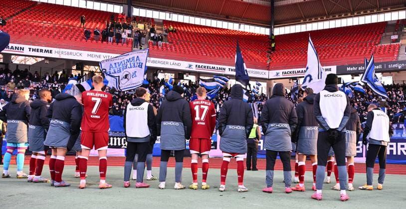 23 11 2025 Soccer Season 2025 2026 2 Soccer Bundesliga 13 Matchday 1 FC Nürnberg FCN Club DSC Arminia Bielefeld Sportfoto Zink xwoxzix DFL regulations prohibit any use of photographs as image sequences and or quasi video only for editorial use Mannschaft Team Bielfeld in front of Fans Fanblock after end of match