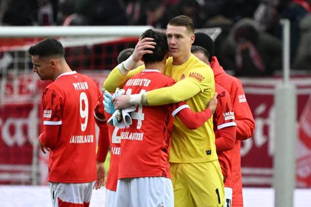 23 11 2025, xjhx, Fußball 2 Bundesliga, 1 FC Kaiserslautern Holstein Kiel v l Jubel, Freude über den Sieg Dion Hofmeister 1 FC Kaiserslautern Julian Krahl 1 FC Kaiserslautern DFL DFB REGULATIONS PROHIBIT ANY USE OF PHOTOGRAPHS as IMAGE SEQUENCES and or QUASI VIDEO Kaiserslautern