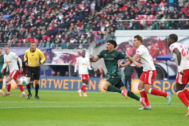 1 Soccer Bundesliga RB Leipzig vs Werder Bremen, 23 11 2025 LEIPZIG, GERMANY NOVEMBER 23 Cameron Puertas 18, Werder Bremen comes down against Willi Orban 4, RB Leipzig during the Bundesliga match between RB Leipzig vs Werder Bremen at Red Bull Arena on matchday 11 of Bundesliga 1 on November 23, 2025 in Leipzig, Germany DFL REGULATIONS PROHIBIT ANY USE OF PHOTOGRAPHS AS IMAGE SEQUENCES AND OR QUASI VIDEO Copyright: xBEAUTIFULxSPORTS JanxKaeferx