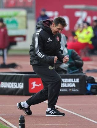 23 11 2025 Soccer Season 2025 2026 2 Soccer Bundesliga 13 Matchday 1 FC Nürnberg FCN Club DSC Arminia Bielefeld Sportfoto Zink DaMa xdaxmax DFL regulations prohibit any use of photographs as image sequences and or quasi video only for editorial use Jubel Freude nach Spielende Miroslav Miro Klose Trainer 1 FC Nürnberg FCN ballt Faust Faust freut sich Freude jubelt schreit
