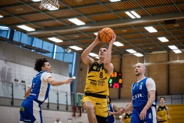 Lukas Modic Porsche BBA, 08 vs Michael Tyrone Mitchell CATL Basketball Loewen Erfurt, 01 , left and Paul Albrecht CATL Basketball Loewen Erfurt, 09 , right GER, Porsche BBA Ludwigsburg CATL Basketball Loewen Erfurt, 2 Barmer Basketball Bundesliga, ProB Sued, Saison 2025 2026, 23 11 2025 GER, Porsche BBA Ludwigsburg CATL Basketball Loewen Erfurt, 2 Barmer Basketball Bundesliga, ProB Sued, Saison 2025 2026, 23 11 2025 Ludwigsburg Copyright: xSandyxDinkelackerx EP_EER