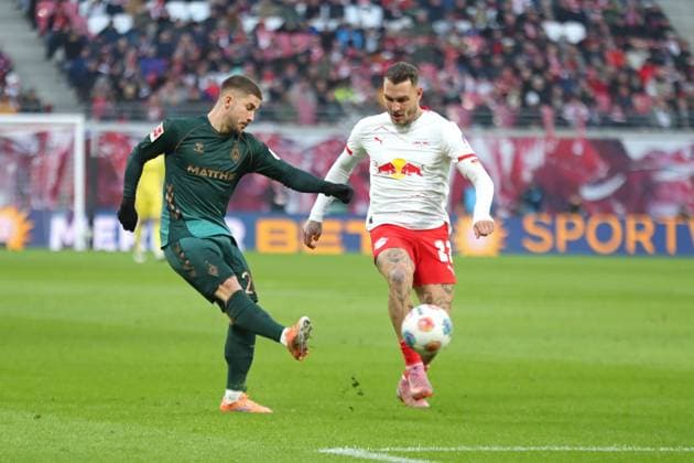 LEIPZIG, DEUTSCHLAND - NOVEMBER 23: Romano Schmid (20, Werder Bremen) gegen Kapitän David Raum (22, RB Leipzig) während des Bundesliga-Spiels zwischen RB Leipzig vs. Werder Bremen in der Red Bull Arena am 11. Spieltag der 1. Bundesliga am November 23, 2025 in Leipzig, Deutschland. DFL REGULATIONS PROHIBIT ANY USE OF PHOTOGRAPHS AS IMAGE SEQUENCES AND OR QUASI-VIDEO. Sachsen Deutschland Copyright: xBEAUTIFULxSPORTS JanxKaeferx