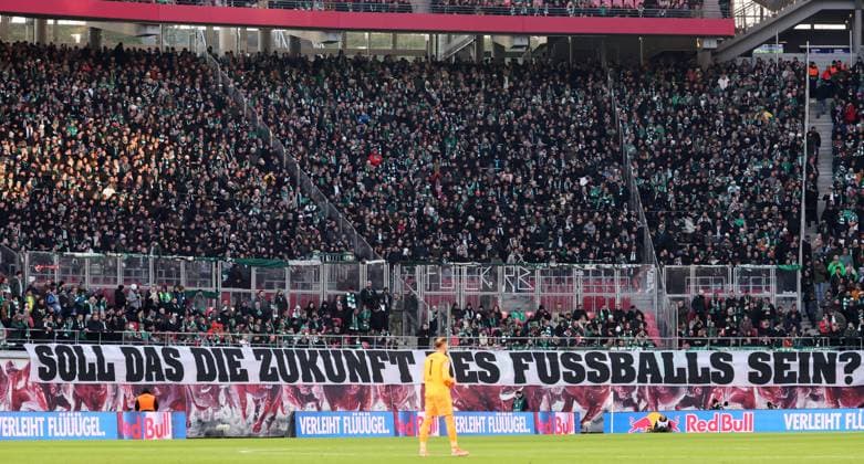 RB Leipzig Bremen Bundesliga Leipzig, 23 11 2025, Red Bull Arena, Fußball, 1 Bundesliga, 11 Spieltag , RB Leipzig vs SV Werder Bremen , Im Bild Fans von Werder Bremen , Nur zur redaktionellen Nutzung Only editorial use , DFL DFB regulations prohibit any use of photographs as image sequences and or quasi video ,