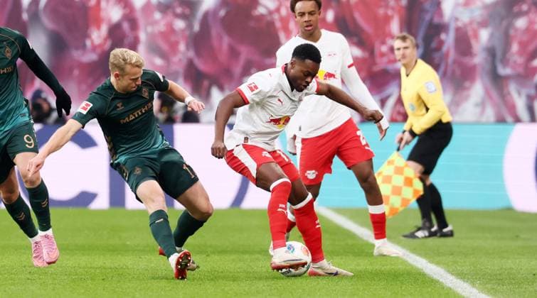 RB Leipzig Bremen Bundesliga Leipzig, 23 11 2025, Red Bull Arena, Soccer, 1 Bundesliga, 11 Matchday , RB Leipzig vs SV Werder Bremen , Pictured from left Marco Grüll Gruell 17, Bremen , Ridle Baku 17, RB Leipzig , For editorial use only Only editorial use , DFL DFB regulations prohibit any use of photographs as image sequences and or quasi video ,