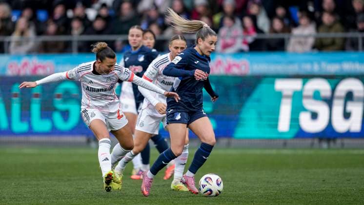 v li Arianna Caruso FCB, 27 , Klara Bühl FCB, 17 , Janna Grimm TSG, 26 , duel, duel scene, duel, tackle, tackling, dynamics, action, action, 23 11 2025, Sinsheim Hoffenheim Germany , Soccer, Google Pixel Women Bundesliga, TSG 1899 Hoffenheim FC Bayern Munich, DFB DFL REGULATIONS PROHIBIT ANY USE OF PHOTOGRAPHS AS IMAGE SEQUENCES AND OR QUASI VIDEO xozx