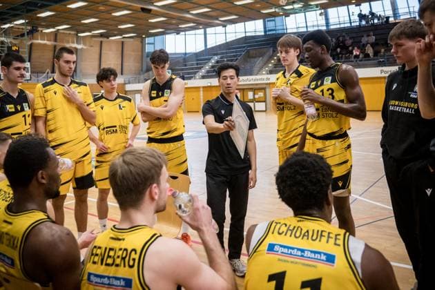 Kheeryoung Rhee Porsche BBA, Head Coach Timeout, Speech to the team GER, Porsche BBA Ludwigsburg CATL Basketball Loewen Erfurt, 2 Barmer Basketball Bundesliga, ProB Sued, Season 2025 2026, 23 11 2025 GER, Porsche BBA Ludwigsburg CATL Basketball Loewen Erfurt, 2 Barmer Basketball Bundesliga, ProB Sued, Season 2025 2026, 23 11 2025 Ludwigsburg Copyright: xSandyxDinkelackerx EP_EER