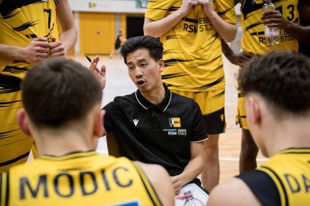 Kheeryoung Rhee Porsche BBA, Head Coach Timeout, Speech to the team GER, Porsche BBA Ludwigsburg CATL Basketball Loewen Erfurt, 2 Barmer Basketball Bundesliga, ProB Sued, Season 2025 2026, 23 11 2025 GER, Porsche BBA Ludwigsburg CATL Basketball Loewen Erfurt, 2 Barmer Basketball Bundesliga, ProB Sued, Season 2025 2026, 23 11 2025 Ludwigsburg Copyright: xSandyxDinkelackerx EP_EER