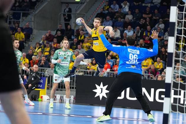 Tim Nothdurft 28 Rhein Neckar Löwen jumps for the throw while Mathias Gidsel 19 Füchse Berlin defends and Dejan Milosavljev 96 Füchse Berlin stands ready in goal 1 Handball Bundesliga Rhein Neckar Löwen vs Füchse Berlin 23 11 2025 Copyright: xSpeedshotx