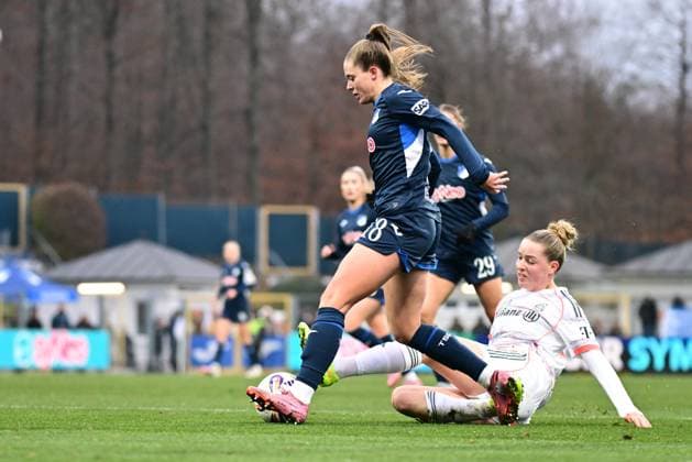 Valesca Ampoorter 18 TSG Hoffenheim Women in a duel with Alara Sehitler 14 FC Bayern Munich for the ball Duel for the ball Copyright: xspeedshotx