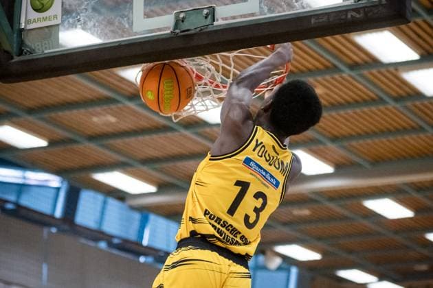 Kenan Youdom Porsche BBA, 13 sinks basketball in the basket GER, Porsche BBA Ludwigsburg CATL Basketball Loewen Erfurt, 2 Barmer Basketball Bundesliga, ProB Sued, season 2025 2026, 23 11 2025 GER, Porsche BBA Ludwigsburg CATL Basketball Loewen Erfurt, 2 Barmer Basketball Bundesliga, ProB Sued, season 2025 2026, 23 11 2025 Ludwigsburg Copyright: xSandyxDinkelackerx EP_EER