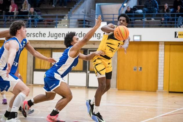 Yohann Tchouaffe Porsche BBA, 11 past Michael Tyrone Mitchell CATL Basketball Loewen Erfurt, 01 GER, Porsche BBA Ludwigsburg CATL Basketball Loewen Erfurt, 2 Barmer Basketball Bundesliga, ProB Sued, Saison 2025 2026, 23 11 2025 GER, Porsche BBA Ludwigsburg CATL Basketball Loewen Erfurt, 2 Barmer Basketball Bundesliga, ProB Sued, Saison 2025 2026, 23 11 2025 Ludwigsburg Copyright: xSandyxDinkelackerx EP_EER