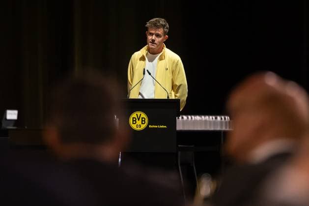 23 11 2025, Football, Season 2025 2026, 1 Bundesliga, General Meeting Borussia Dortmund, Head of BVB Fan and Sponsorship Department Tobias Westerfellhaus with a request to speak and a question to Winfried Materna, Dortmund Messe Wetsfalenhalle NRW Germany xRHR PHOTO DEx Copyright: DennisxEwert RHR-FOTOx RHR-FOTO DE