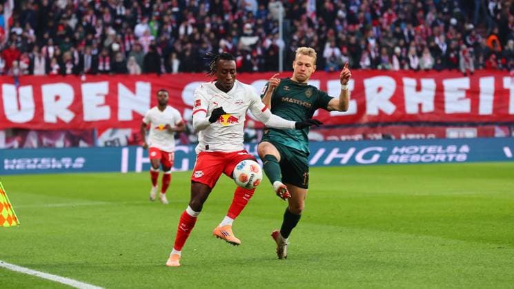 RB Leipzig Bremen Bundesliga Leipzig, 23 11 2025, Red Bull Arena, Football, Bundesliga, Matchday 11 , RB Leipzig vs SV Werder Bremen , Pictured from l Yan Diomande 49, RB Leipzig and Marco Grüll Gruell 17, Bremen , Picture Point