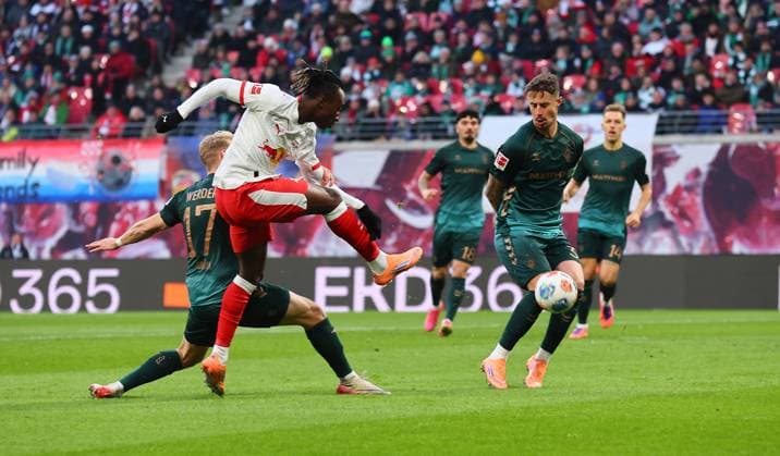 RB Leipzig Bremen Bundesliga Leipzig, 23 11 2025, Red Bull Arena, Football, Bundesliga, Matchday 11 , RB Leipzig vs SV Werder Bremen , Pictured Yan Diomande 49, RB Leipzig pulls away ahead of Marco Grüll Gruell 17, Bremen and Marco Friedl 32, Bremen , Picture Point