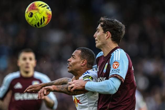 Premier League Leeds United v Aston Villa Lukas Nmecha of Leeds United and Pau Torres of Aston Villa battle for the ball during the Premier League match Leeds United vs Aston Villa at Elland Road, Leeds, United Kingdom, 23rd November 2025 (Photo by Alfie Cosgrove News Images) Leeds Elland Road West Yorkshire United Kingdom Copyright: xAlfiexCosgrove NewsxImagesx