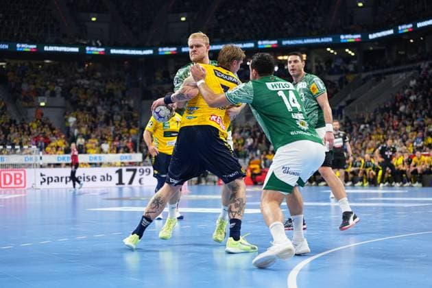 Gino Steenaerts 14 Rhein Neckar Löwen battles Matthes Langhoff 13 Füchse Berlin and Mijajlo Marseni 93 Füchse Berlin for the ball 1 Handball Bundesliga Rhein Neckar Löwen vs Füchse Berlin 23 11 2025 Copyright: xSpeedshotx