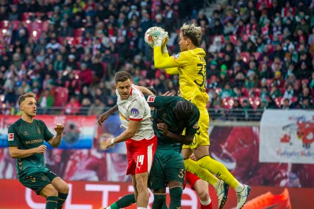 GER, Leipzig, Football, DFL Bundesliga, Matchday 11, RB Leipzig vs Werder Bremen in picture v l Mio Backhaus Werder Bremen 30 , faengt den Ball 23 11 2025, Red Bull Arena Leipzig DFL DFB REGULATIONS PROHIBIT ANY USE OF PHOTOGRAPHS AS IMAGE SEQUENCES AND OR QUASI VIDEO, Copyright: HMBxMedia PaulxFritz