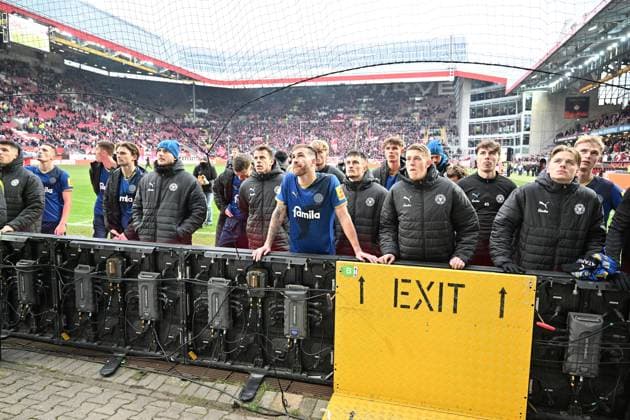 23 11 2025, xjhx, Fußball 2 Bundesliga, 1 FC Kaiserslautern Holstein Kiel v l Spieler von Kiel Entäuscht, traurig, frustriert DFL DFB REGULATIONS PROHIBIT ANY USE OF PHOTOGRAPHS as IMAGE SEQUENCES and or QUASI VIDEO Kaiserslautern