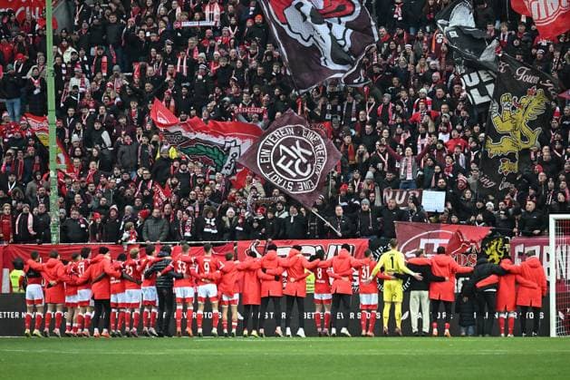 23 11 2025, xjhx, Fußball 2 Bundesliga, 1 FC Kaiserslautern Holstein Kiel v l jubilation, joy about the victory emotions, fans, mood, flags, logo, 1 FC Kaiserslautern, red white, teufel fkl Westkurve DFL DFB REGULATIONS PROHIBIT ANY USE OF PHOTOGRAPHS as IMAGE SEQUENCES and or QUASI VIDEO Kaiserslautern