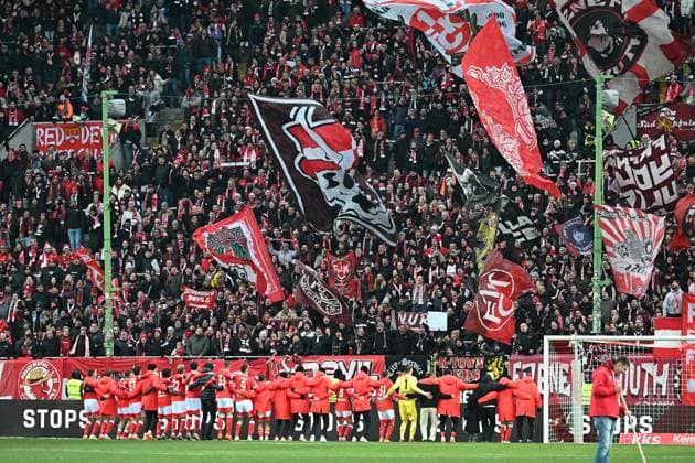 23 11 2025, xjhx, Fußball 2 Bundesliga, 1 FC Kaiserslautern Holstein Kiel v l jubilation, joy about the victory emotions, fans, mood, flags, logo, 1 FC Kaiserslautern, red white, teufel fkl Westkurve DFL DFB REGULATIONS PROHIBIT ANY USE OF PHOTOGRAPHS as IMAGE SEQUENCES and or QUASI VIDEO Kaiserslautern