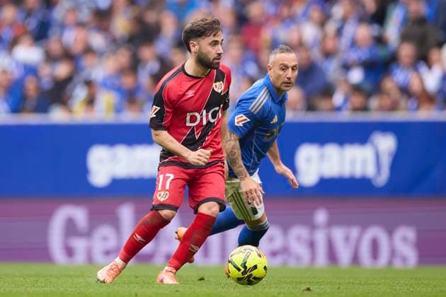 Real Oviedo v Rayo Vallecano - LaLiga EA Sports Unai Lopez of Rayo Vallecano competes for the ball with Santi Cazorla of Real Oviedo during the LaLiga EA Sports match between Real Oviedo and Rayo Vallecano at Carlos Tartiere on November 23, 2025, in Oviedo, Spain. Oviedo Carlos Tartiere Asturias Spain RL_ROVvRAYV_000092 Copyright: xRicardoxLarreinax