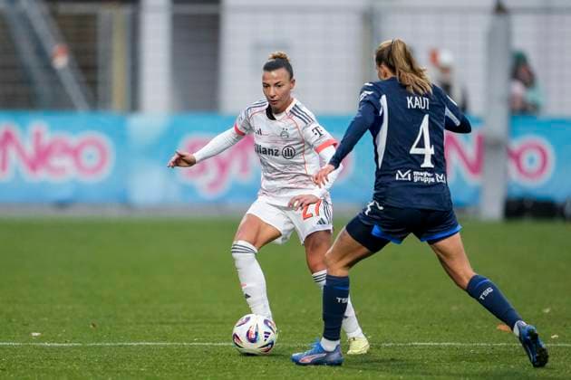 v li Arianna Caruso FCB, 27 , Lisann Kaut TSG, 4 , duel, duel, tackle, tackling, dynamics, action, action, 23 11 2025, Sinsheim Hoffenheim Germany , Football, Google Pixel Women Bundesliga, TSG 1899 Hoffenheim FC Bayern Munich, DFB DFL REGULATIONS PROHIBIT ANY USE OF PHOTOGRAPHS AS IMAGE SEQUENCES AND OR QUASI VIDEO xozx