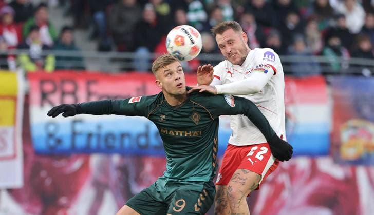 Keke Topp, David Raum duel match scene action sport soccer soccer DFL Bundesliga men 11 matchday season 2025 2026 23 11 2025 RasenBallsport RB Leipzig RBL vs SV Werder Bremen SVW in the RedBull Arena DFL regulations prohibit any use of photographs as image sequences and or quasi video