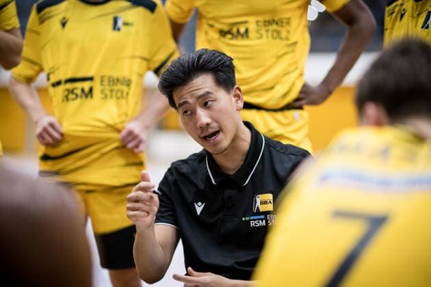 Kheeryoung Rhee Porsche BBA, Head Coach Timeout, Speech to the team GER, Porsche BBA Ludwigsburg CATL Basketball Loewen Erfurt, 2 Barmer Basketball Bundesliga, ProB Sued, Season 2025 2026, 23 11 2025 GER, Porsche BBA Ludwigsburg CATL Basketball Loewen Erfurt, 2 Barmer Basketball Bundesliga, ProB Sued, Season 2025 2026, 23 11 2025 Ludwigsburg Copyright: xSandyxDinkelackerx EP_EER