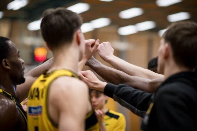 Team circle, team spirit at Ludwigsburg BBA GER, Porsche BBA Ludwigsburg CATL Basketball Loewen Erfurt, 2 Barmer Basketball Bundesliga, ProB Sued, 2025 2026 season, 23 11 2025 GER, Porsche BBA Ludwigsburg CATL Basketball Loewen Erfurt, 2 Barmer Basketball Bundesliga, ProB Sued, 2025 2026 season, 23 11 2025 Ludwigsburg Copyright: xSandyxDinkelackerx EP_EER