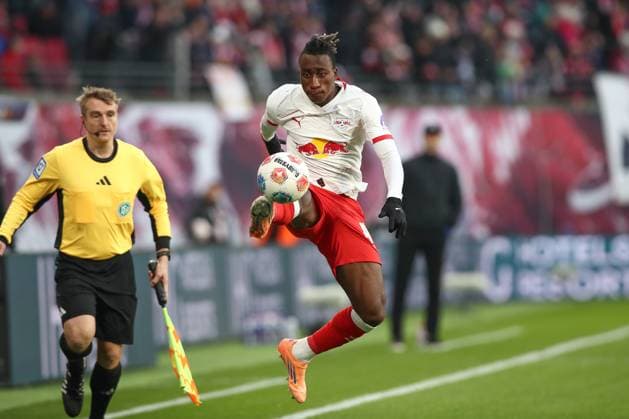 23 11 2025, xtgx, Soccer 1 Bundesliga RB Leipzig SV Werder Bremen emspor, v l Yan Diomande Leipzig, 49 am Ball, plays the ball DFL DFB REGULATIONS PROHIBIT ANY USE OF PHOTOGRAPHS as IMAGE SEQUENCES and or QUASI VIDEO Leipzig