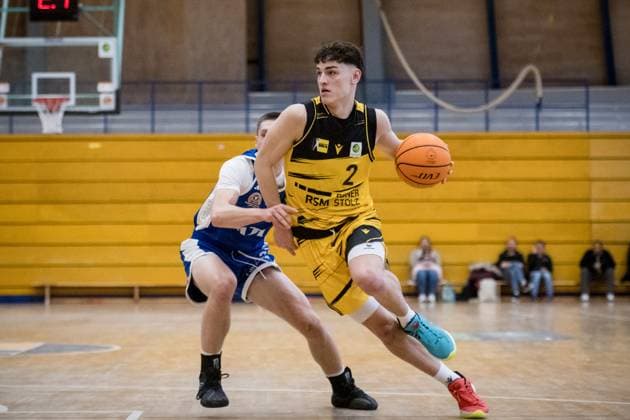 Lars Danziger Porsche BBA, 02 passes Luke Johan Kiraly CATL Basketball Loewen Erfurt, 22 GER, Porsche BBA Ludwigsburg CATL Basketball Loewen Erfurt, 2 Barmer Basketball Bundesliga, ProB Sued, Saison 2025 2026, 23 11 2025 GER, Porsche BBA Ludwigsburg CATL Basketball Loewen Erfurt, 2 Barmer Basketball Bundesliga, ProB Sued, Saison 2025 2026, 23 11 2025 Ludwigsburg Copyright: xSandyxDinkelackerx EP_EER
