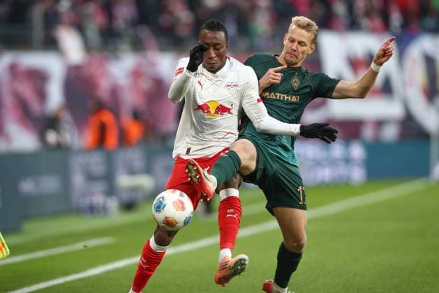 23 11 2025, xtgx, Football 1 Bundesliga RB Leipzig SV Werder Bremen emspor, v l Yan Diomande Leipzig, 49 , Marco Gruell Grüll, Bremen, 17 duel, duel, fight, tackle DFL DFB REGULATIONS PROHIBIT ANY USE OF PHOTOGRAPHS as IMAGE SEQUENCES and or QUASI VIDEO Leipzig