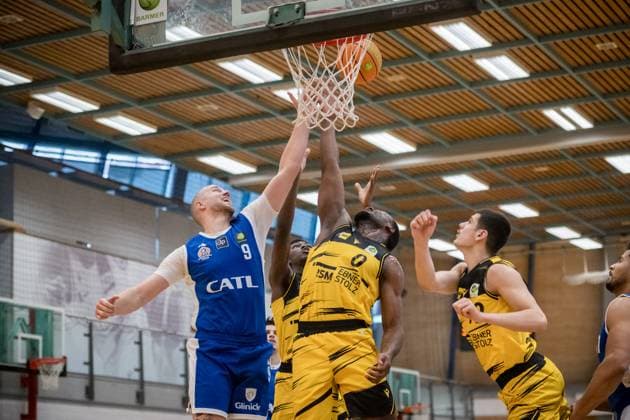 Maxwell Dongmo Temoka Porsche BBA, 00 in duel with Paul Albrecht CATL Basketball Loewen Erfurt, 09 GER, Porsche BBA Ludwigsburg CATL Basketball Loewen Erfurt, 2 Barmer Basketball Bundesliga, ProB Sued, Saison 2025 2026, 23 11 2025 GER, Porsche BBA Ludwigsburg CATL Basketball Loewen Erfurt, 2 Barmer Basketball Bundesliga, ProB Sued, Saison 2025 2026, 23 11 2025 Ludwigsburg Copyright: xSandyxDinkelackerx EP_EER