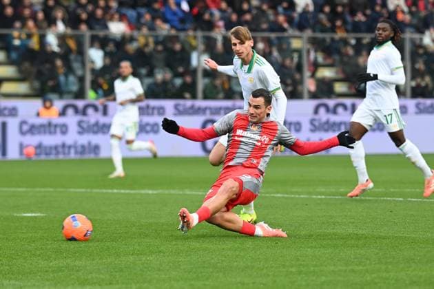 November 23, 2025, Cremona, Italy: Cremonese s Federico Bonazzoli in action during the Italian soccer Serie A soccer match between Us Cremonese and AS Roma at the Giovanni Zini stadium in Cremona, Italy, 23 November 2025. ANSA Gianluca Ricci Serie A - Cremonese Vs Roma  - ZUMAa110 20251123_zaf_a110_022 Copyright: xRiccixGianlucax