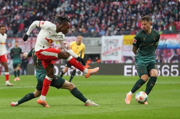 23 11 2025, xtgx, Soccer 1 Bundesliga RB Leipzig SV Werder Bremen emspor, v l Yan Diomande Leipzig, 49 am Ball, plays the ball DFL DFB REGULATIONS PROHIBIT ANY USE OF PHOTOGRAPHS as IMAGE SEQUENCES and or QUASI VIDEO Leipzig