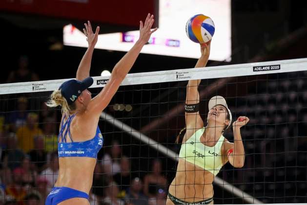 Beach volleyball, Beachvolleyball World Championship, WM, Weltmeisterschaft Anastasija Samoilova (LAT) v Taryn Brasher (USA) during the Women™s Final match of the Beach Volleyball World Championships at The Drive in Adelaide, Sunday, November 23, 2025. ( NO ARCHIVING, EDITORIAL USE ONLY ADELAIDE SOUTH AUSTRALIA AUSTRALIA  Copyright: xMATTxTURNERx 20251124170910708678