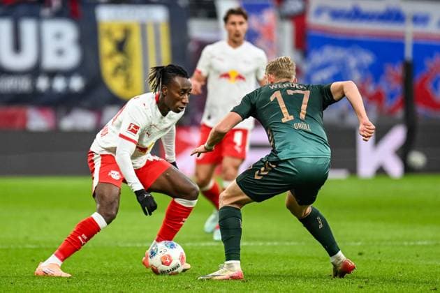 Soccer I Men I Season 2025 2026 I Bundesliga I 11 Matchday I RB Leipzig SV Werder Bremen I 23 11 2025 Duel Yan Diomande 49, RB Leipzig vs Marco Grüll 17, SV Werder Bremen Leipzig Red Bull Arena Saxony Germany Copyright: xLobeca InesxHähnelx