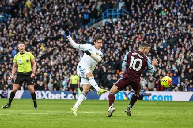 Premier League Leeds United v Aston Villa Brenden Aaronson of Leeds United takes a shot on goal during the Premier League match Leeds United vs Aston Villa at Elland Road, Leeds, United Kingdom, 23rd November 2025 (Photo by Alfie Cosgrove News Images) Leeds Elland Road West Yorkshire United Kingdom Copyright: xAlfiexCosgrove NewsxImagesx
