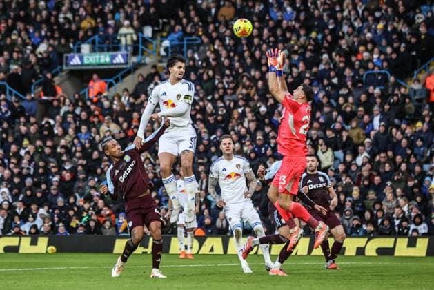 Premier League Leeds United v Aston Villa Emiliano Martinez of Aston Villa collects the ball during the Premier League match Leeds United vs Aston Villa at Elland Road, Leeds, United Kingdom, 23rd November 2025 (Photo by Alfie Cosgrove News Images) Leeds Elland Road West Yorkshire United Kingdom Copyright: xAlfiexCosgrove NewsxImagesx